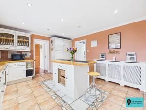 Kitchen/Breakfast - click for photo gallery